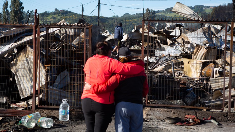 Bonos y casas de emergencia: Gobierno detalla las ayudas que entregará a damnificados por incendio en Castro Bonos y casas de emergencia: Gobierno detalla las ayudas que entregará a damnificados por incendio en Castro