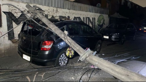 Camionero sin licencia de conducir arrasó con siete postes en Pudahuel: Uno de ellos cayó sobre un vehículo