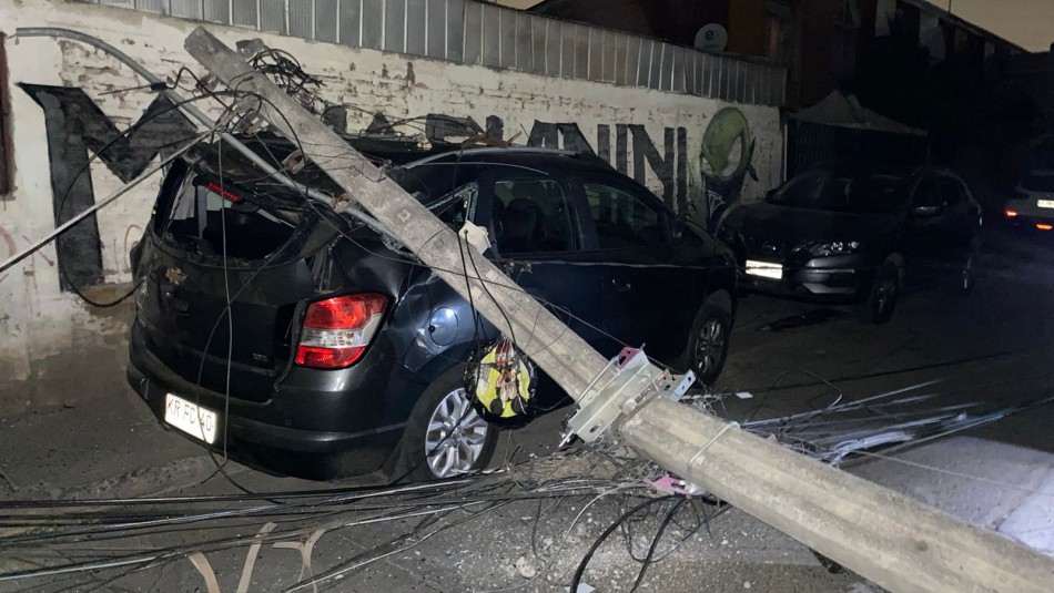 Camionero sin licencia de conducir arrasó con siete postes en Pudahuel: Uno de ellos cayó sobre un vehículo
