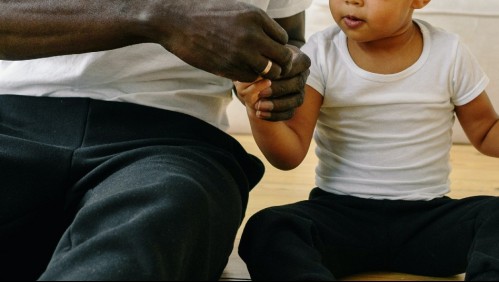 Hijo pide a su padre que le pinte la piel de color blanco: 'Ya no tendremos más problemas'