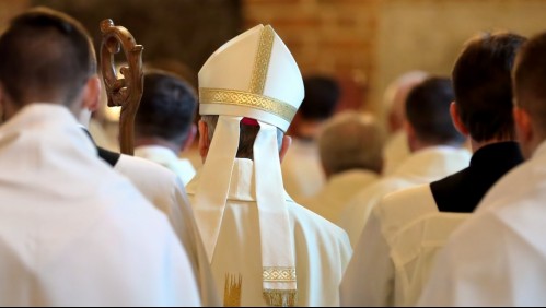 Suspenden al obispo más joven de España tras casarse con escritora de novelas erótico-satánicas