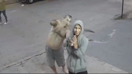 [VIDEO] Víctima de robo castiga a ladrón a machetazos y lo arrodilla frente a una cámara para que pida perdón