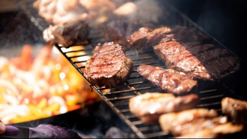 Este es el momento exacto en que debes ponerle sal a la carne del asado, según un biólogo celular