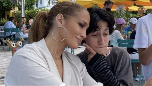 Las lujosas compras navideñas de Jennifer Lopez luciendo jeans anchos como su hija Emme