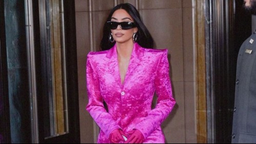 Kim Kardashian celebra con un extravagante traje haber aprobado su primera prueba para ser abogada