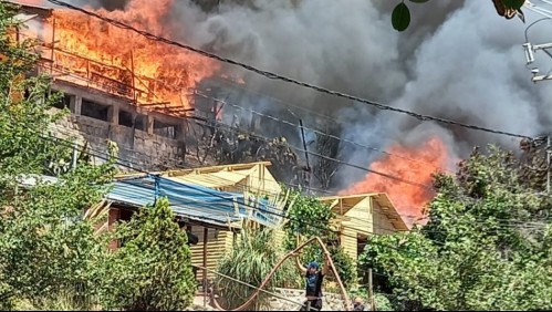 Videos muestran violento incendio que afecta a casas en San José de Maipo