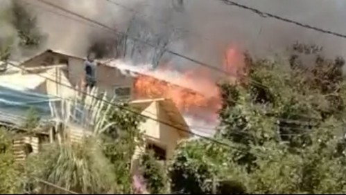 Incendio se registra en San José de Maipo: llamas ya han consumido viviendas