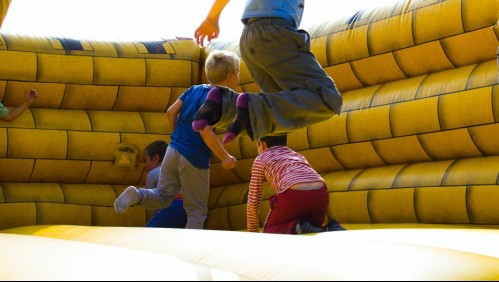 'Una escena angustiante': Dos niños mueren y varios resultan heridos en accidente con castillo inflable