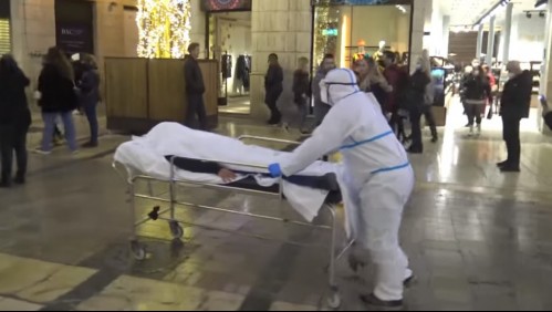 Artista paseó un 'cadáver' para concientizar sobre el Covid-19 y ahora recibe amenazas