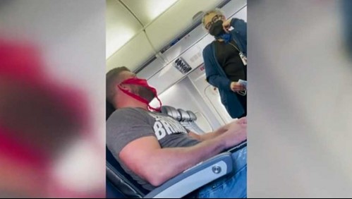 Expulsan a pasajero de un avión por llevar una tanga en lugar de mascarilla