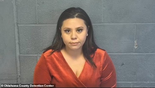 'Hace esto todo el tiempo': Mujer sale de fiesta a un bar y deja a sus cuatro hijos solos