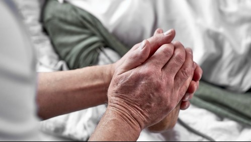 Pareja de ancianos son separados en un hospital e intercambian cartas para comunicarse