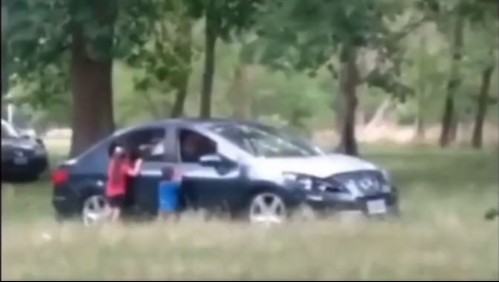 'Irresponsable actuar': Padres bajaron a sus hijos del auto para tener relaciones sexuales en el interior