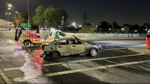 Dos vehículos con encargo por robo aparecen quemados en la Costanera Norte