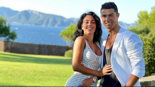 La lujosa mansión de Cristiano Ronaldo y Georgina: Un gran árbol de Navidad adorna su salón