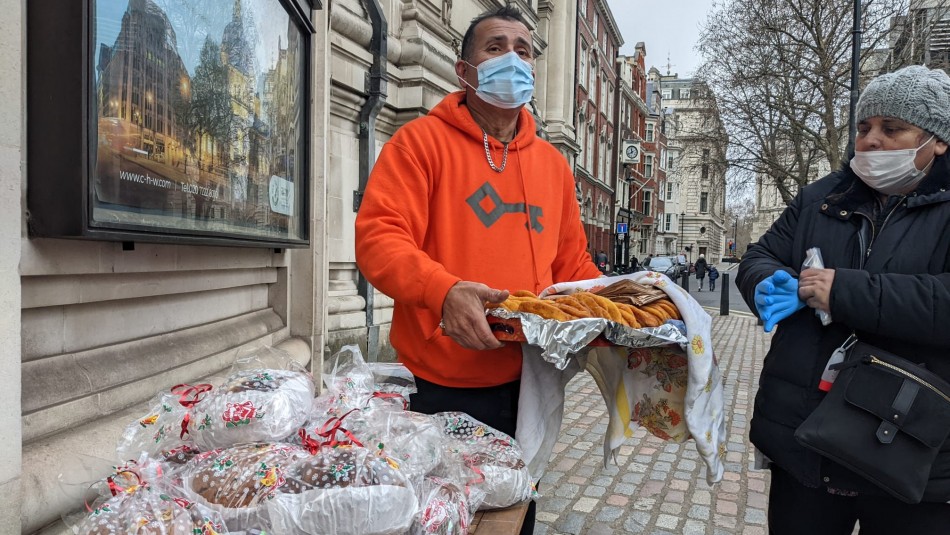 Chileno llega a vender sopaipillas y pan de pascua a local de votación en Londres Chileno llega a vender sopaipillas y pan de pascua a local de votación en Londres
