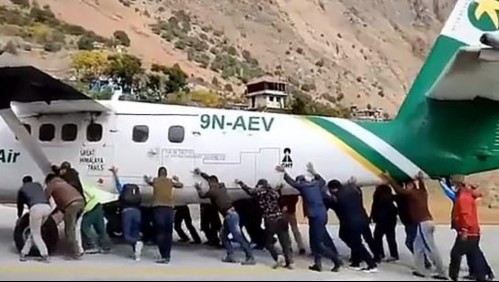 Insólito: Pasajeros tuvieron que empujar su avión tras un desperfecto mecánico