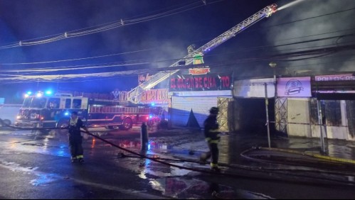 Incendio afecta cuatro locales comerciales en Quilicura: Hay tres bomberos lesionados