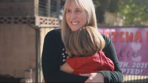 Profesora conmueve al adoptar a niña que pasó la mitad de su vida en un orfanato: 'Llegó a mi clase y solo la miré'