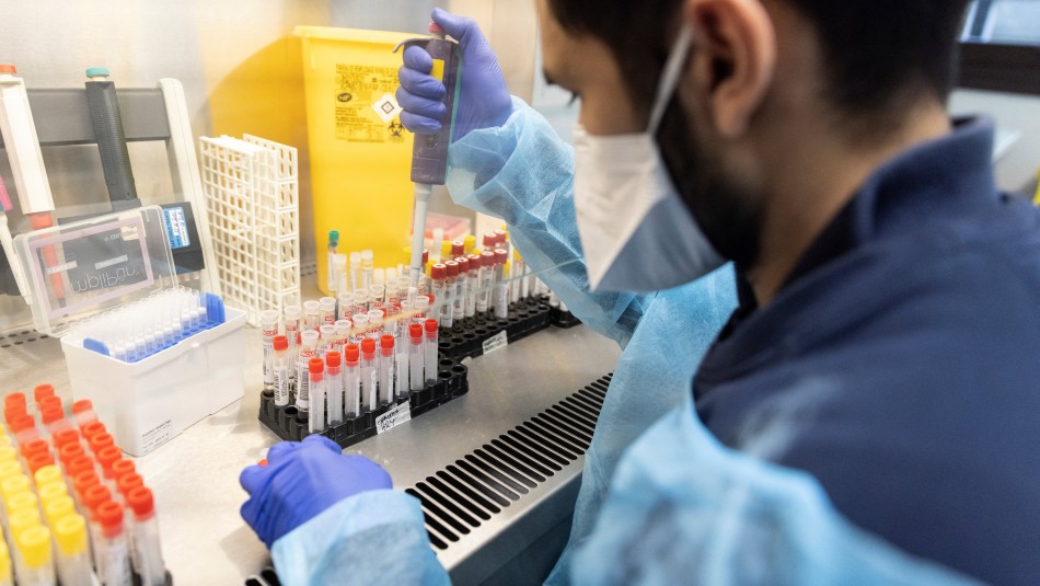 Experto y alerta de OMS por variante Ómicron: Asegura que con tercera dosis hay menor riesgo de contagiarse Experto y alerta de OMS por variante Ómicron: Asegura que con tercera dosis hay menor riesgo de contagiarse