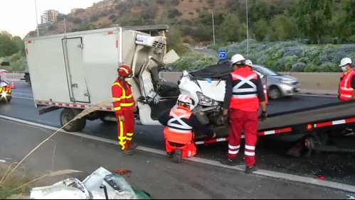 Conductor de camión se encuentra grave tras accidente en la Costanera Norte