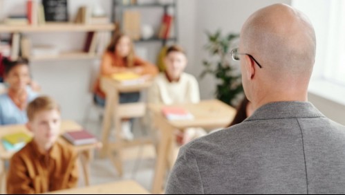 Suspenden a maestro que ordenó a sus alumnos a 'jugar' al Holocausto: estudiante judío fue elegido para hacer de Hitler