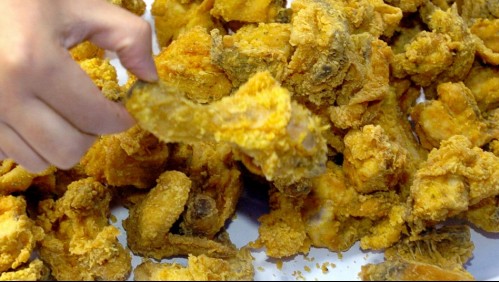'Desearía retroceder el tiempo': clienta encuentra cabeza de pollo en pedido de alitas y genera ola de comentarios