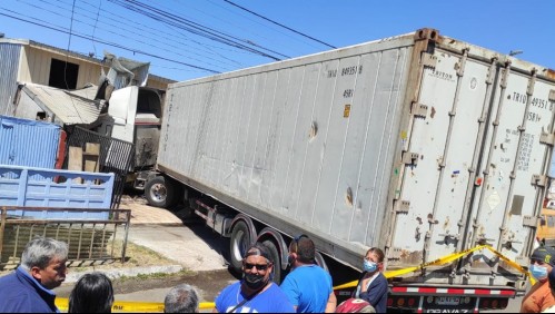 Camión con contenedor queda incrustado en una vivienda con moradores en el interior en Hualpén