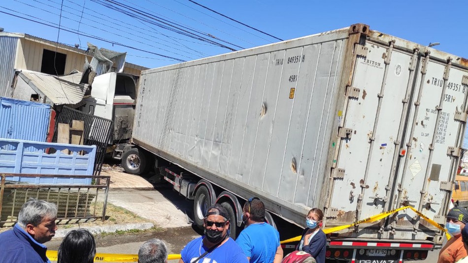 accidente-hualpen-las-golondrinas-camion-casa accidente-hualpen-las-golondrinas-camion-casa