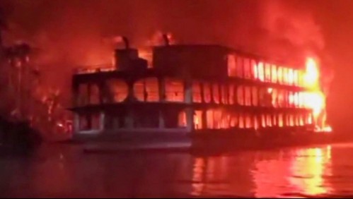 'Todos los pasajeros dormían': al menos 37 muertos deja incendio de un ferri en Bangladés