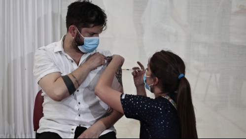Gabriel Boric recibe su dosis de refuerzo contra el coronavirus: 'Tenemos que cuidarnos todos y todas'