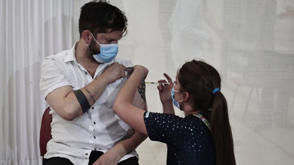 gabriel-boric Gabriel Boric recibe su dosis de refuerzo contra el coronavirus: