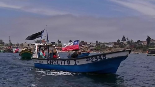 Derrame de petróleo en Quintero: Pescadores siguen en huelga y mantienen paralizado al puerto