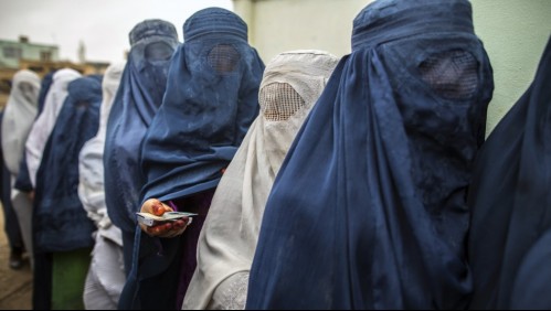 Talibanes prohíben a las mujeres viajar sin un acompañante hombre: También deberán llevar 'velo islámico'