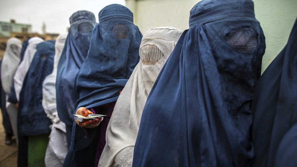 Talibanes prohíben a las mujeres viajar sin un acompañante hombre: También deberán llevar Talibanes prohíben a las mujeres viajar sin un acompañante hombre: También deberán llevar