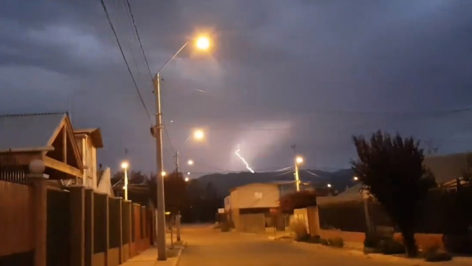 Tormenta eléctrica sorprende a habitantes de la Región de Coquimbo: Fenómeno duraría hasta la noche del lunes