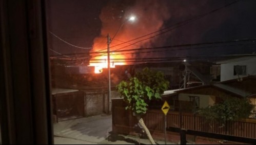 Violento incendio en San Bernardo deja a una persona fallecida y destruye dos casas