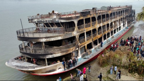 37 fallecidos: Detuvieron al propietario del ferri que se incendió en Bangladés