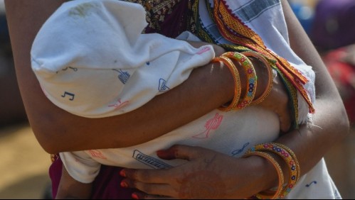 Hombre es detenido tras ayudar a parir a su esposa con tutoriales de YouTube: El bebé no sobrevivió