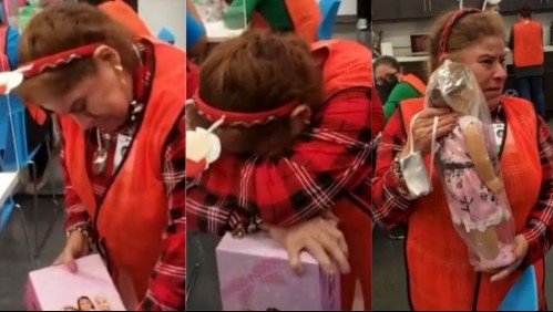 Mujer rompe en llanto al recibir su primera muñeca como regalo de Navidad: 'Nunca en mi vida tuve una'