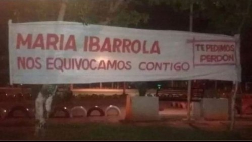 Acusa de 'roba maridos' a una mujer con una pancarta y se disculpa con otro cartel tras percatarse de su error