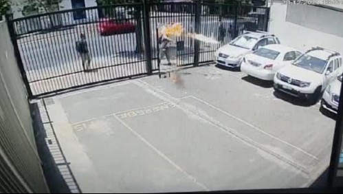 Video capta ataque con bombas molotov a recinto de Gendarmería en Recoleta