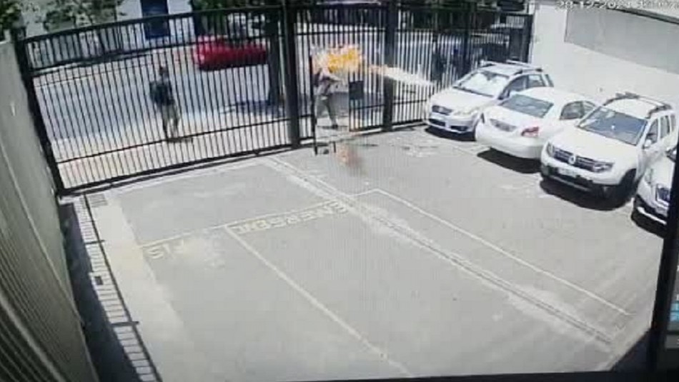 Video capta ataque con bombas molotov a recinto de Gendarmería en Recoleta