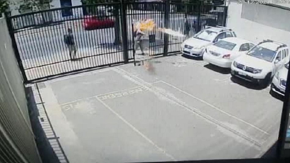 Video capta ataque con bombas molotov a recinto de Gendarmería en Recoleta Video capta ataque con bombas molotov a recinto de Gendarmería en Recoleta