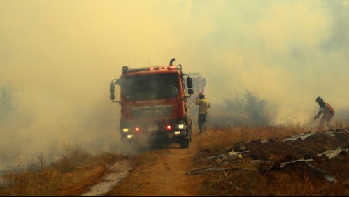 Similar al infierno: Impactante video muestra a Bomberos pasando en medio del fuego en Quillón