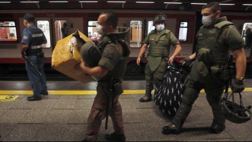 Carabineros expulsa a vendedores ambulantes del Metro Estación Central