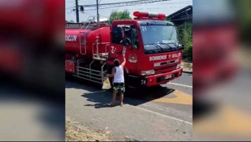 Bomberos homenajean a niño que les regaló botellas de agua para combatir el incendio en Quillón