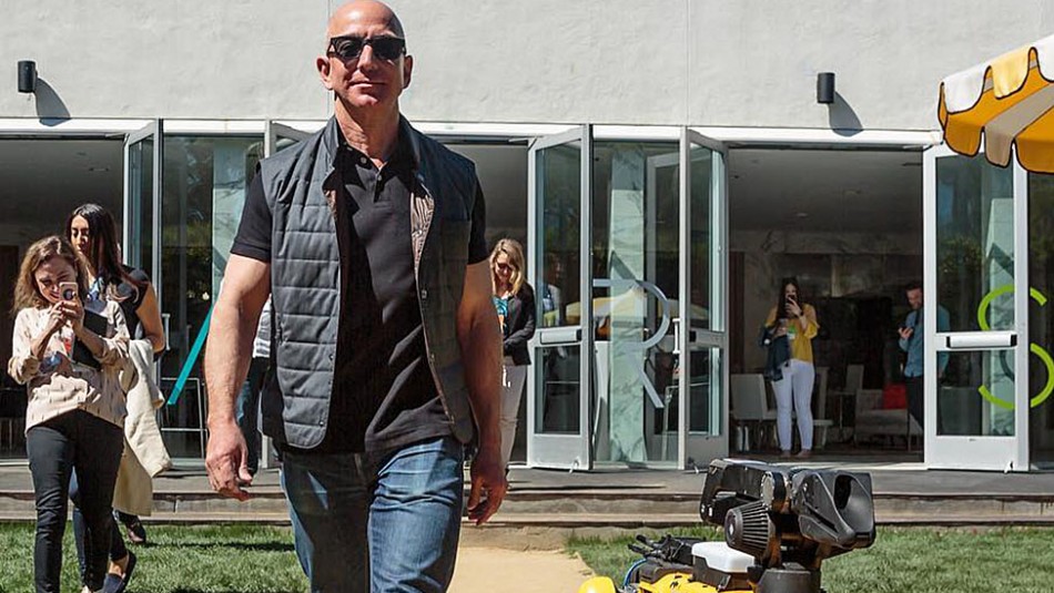 La transformación del fundador de Amazon: así luce Jeff Bezos su musculosa figura en la playa