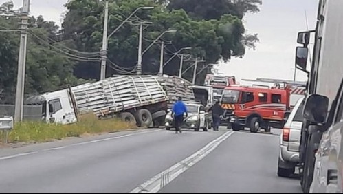 Nueve fallecidos deja colisión entre camión y furgón que transportaba trabajadores