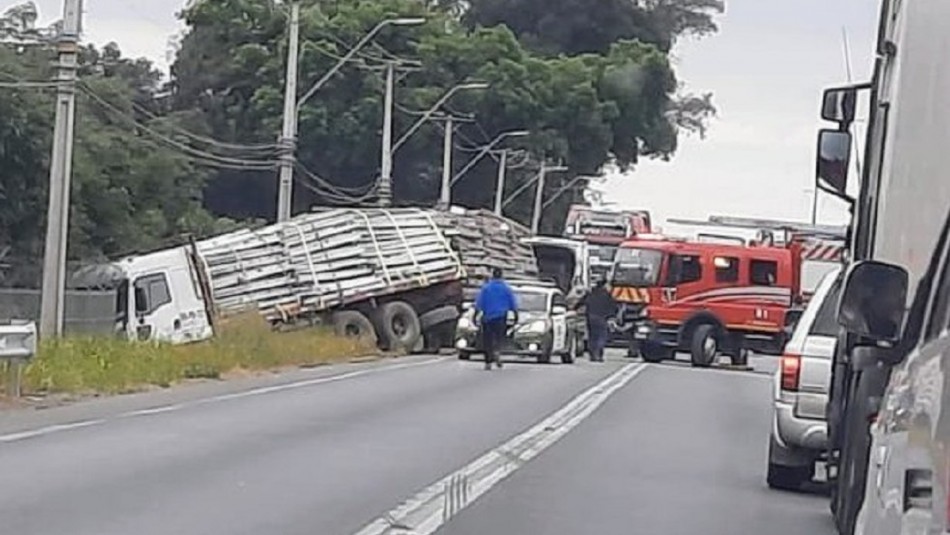 Nueve fallecidos deja colisión entre camión y furgón que transportaba trabajadores